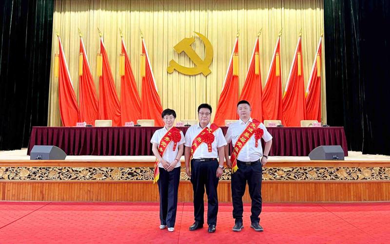 省政府國資委召開慶祝中國共產(chǎn)黨成立100周年暨“兩優(yōu)一先”表彰大會2_1.jpg