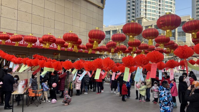 “同心聚活力、睦鄰鬧元宵”   ---置業(yè)公司宜居陽光物業(yè)各物業(yè)中心開展“猜燈謎、鬧元宵”活動